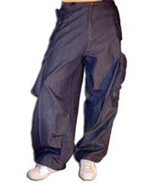 gedragen worden. Nooit toegestaan zijn zogenaamde oversized/baggy broeken. 2.3. Zichtbaarheid op kledij 2.3.1.