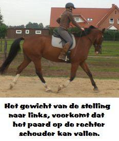 Copyright 2014 - Atletische Rijkunst - Monique de Rijk Pagina 104 In de bolle richting zorgt de contrastelling ervoor dat het paard niet op de rechterschouder kan vallen.