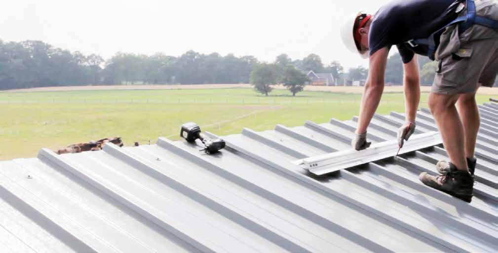 2 Aanbrengen isolerende brandveilige dakpanelen Het verwijderen van de asbestpanelen wordt direct gevolgd door het plaatsen van nieuwe isolerende brandveilige dakpanelen.