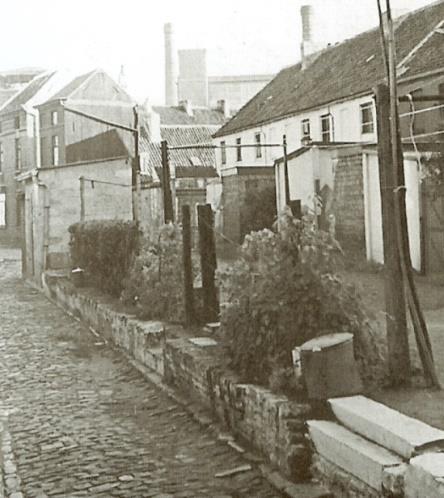 Je ziet nog juist het laatste raam van de oudere gebouwen Alois Joosstraat Iets