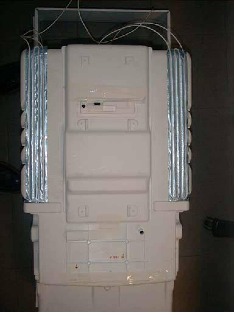 Tijdens de ontdooifase: loopt de compressor niet draait de ventilator continu op hoge snelheid daalt de temperatuur in de koelruimte warmt de batterijgevoede verdamper op.