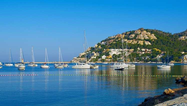 Wij bieden gratis een boottochtje aan van Formentor naar Alcudia ( 30 minuutjes )Rond de klok van 17 uur transfer naar ons Hotel Apolo ****. Avondmaal en overnachting.
