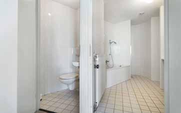 De centraal geplaatste toiletruimte en badkamer zijn keurig licht betegeld en ruim van