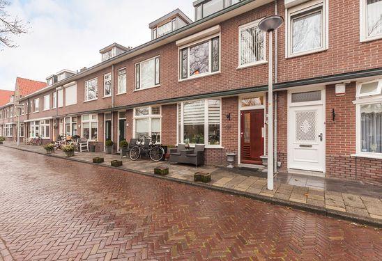 Sfeervolle woning met uitzicht op plantsoen Als u op zoek bent naar een jaren '30-tussenwoning in een gezellige woonomgeving nabij het centrum van Leiden, dan hebben wij de woning voor u!