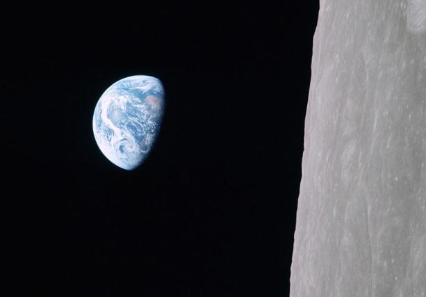 Earthrise is een van meest iconische foto s geworden De levende maar kwetsbare aarde in het