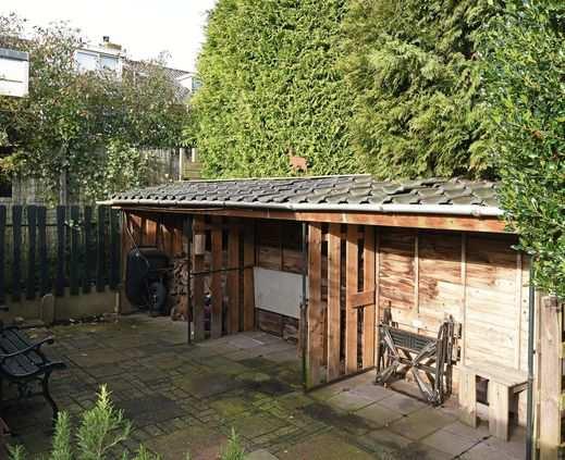 Bergruimte en achterom Het achterste gedeelte van de tuin is bereikbaar via een paar treden vanaf het terras.