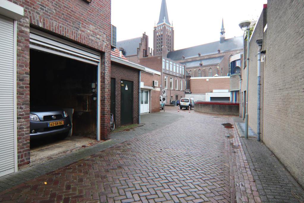 GARAGE (ca. 35 m²) De inpandige garage beschikt over een elektrisch bedienbare deur en is toegankelijk vanuit de Kleinestraat.
