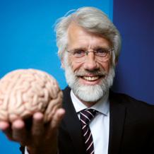 JE VOELT JE BETER MET MUZIEK SCIENCE SPELEN MET MUZIEKINSTRUMENTEN: POSITIEVE INVLOED Professor dr. Erik Scherder, neuropsycholoog en Muziekidsvriend: Muziek máken is visueel én ruimtelijk.