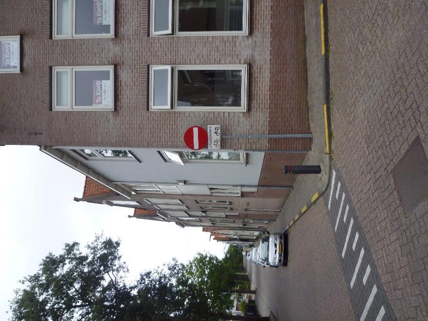 2 Bestrating aanpassen, door het trottoir breder te maken! Met name vrachtverkeer voor het Ziekenhuis maakt een verkeerde keuze!