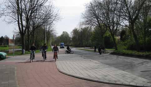 OO OG GS SI I EL Koogsingel gebiedsontsluitingsweg 50km/uur vrijliggende fietsvoorziening geen parkeren langs rijweg weinig aansluitingen op rijweg aanwezig goed zicht op oversteekplaats Vrijliggend