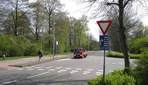 vrijliggende fietsvoorziening geen parkeren langs rijweg aanwezig openbaar vervoer