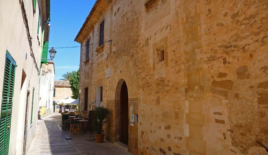 Een klein dorpje in het zuidwesten van Mallorca met een fantastische ligging: op een steile helling, ingeklemd tussen de Middellandse Zee en het Tramuntana gebergte.