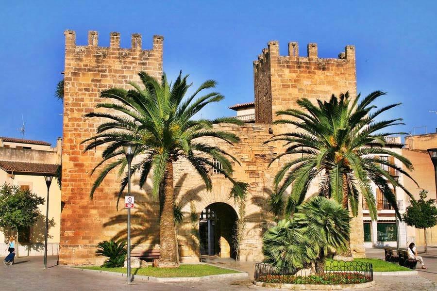 Middeleeuws noordoost Mallorca Kronkelige straatjes bestaande uit geplaveide tegels, stadsmuren, serene dorpen met een ver verleden en imposante burchten en kerken maken het noordoosten van Mallorca