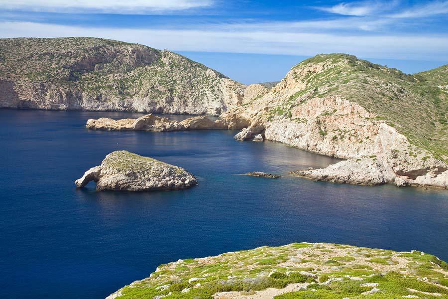 Rit naar Formentor In het noorden van Mallorca, daar waar de toppen van de Serra de Tramuntana de zee bereiken, rijzen steile kliffen uit boven het indigo blauwe water.