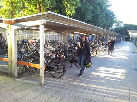 De eerste en de laatste week van de zomer vakantie was de zomerschool geopend en zaten de leerlingen van half negen tot half twee in lokalen op de bovenverdieping hun leerprogramma s door te werken