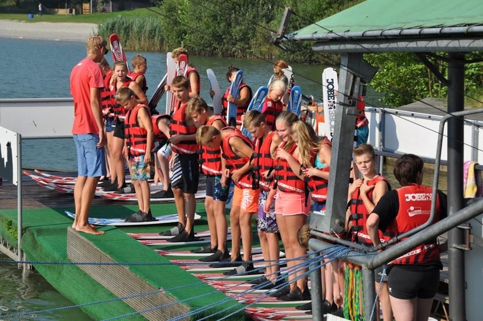 De examinering voor taal is geïmplementeerd in het nieuwe centraal examen Nederlands dat in 204205 ingevoerd is. Leerlingen mogen op dit examen Nederlands niet lager dan een 5 scoren.