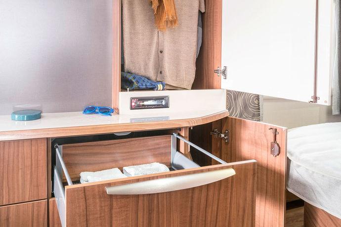 De afbeeldingen zijn louter voorbeelden en kunnen ook speciale uitrustingen, accessoires en decoratie weergeven, die geen deel uitmaken van de standaard leveringsomvang van de caravan.