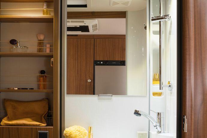 ERIBA Nova SL - De sanitaire voorziening in de caravan Badkamer en echte douche in één ruimte.