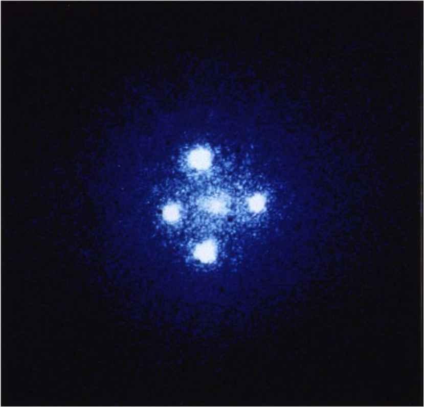 18 waarin R de straal in het hemelvlak is (R 2 = x 2 + y 2 ). (Tip: de oppervlaktedichtheid kan berekend worden door over de gezichtslijn (z-coördinaat) te integreren.