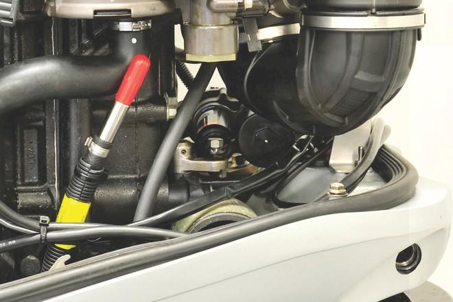 ONDERHOUD HULS VAN HET LEIDINGBRANDSTOFFILTER VERWIJDEREN Deze motor heeft een huls voor het leidingbrandstoffilter dat in de brandstofinlaatslang in de motorkap is geïnstalleerd.