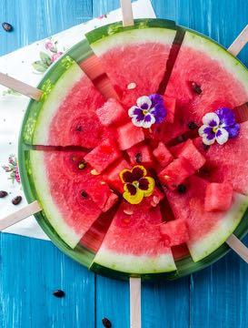 Gezond genieten: DE beste tussendoortjes GEGRILDE WATERMELOEN (voor 2 personen) Watermeloen in spiesjes Geraspte gember Pistachenoten Honing Sap