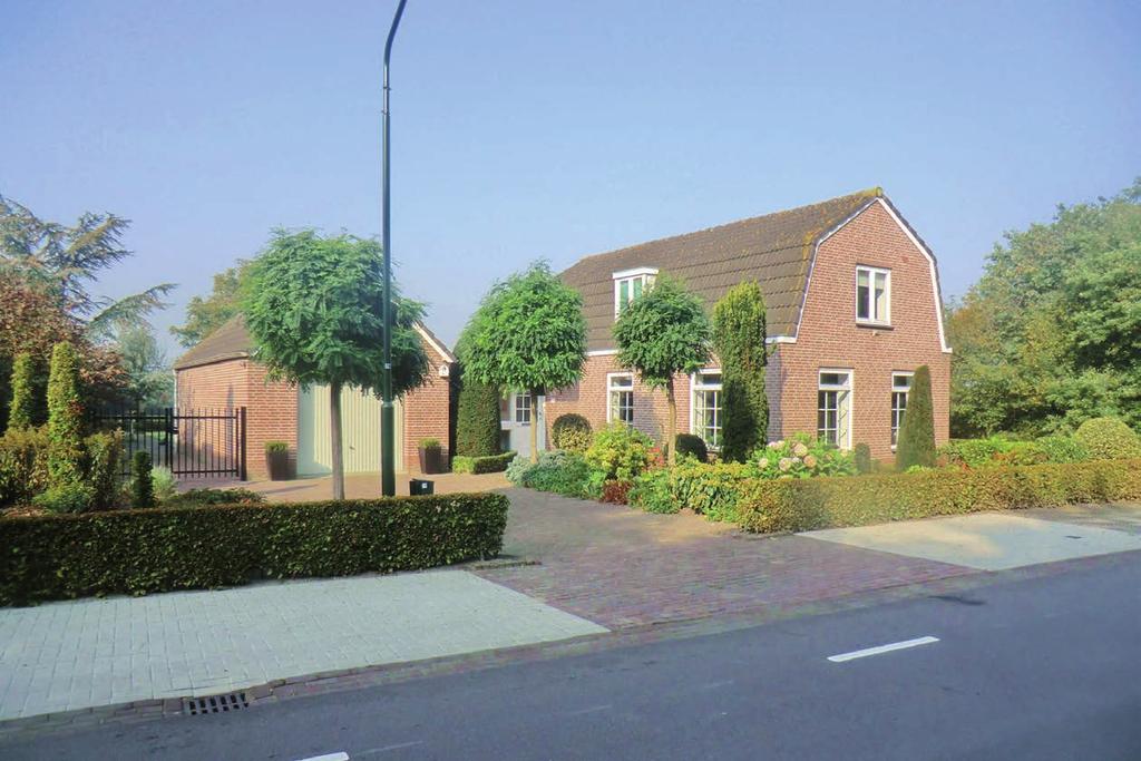 TE KOOP MOERDIJKSE POSTBAAN 70 ETTEN-LEUR Deze sfeervolle vrijstaande woning met riante garage is uniek gelegen op een groot perceel van 2020m2 in het buitengebied tussen Etten-Leur en Breda.