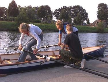 Één: voet tussen de sliding Twee: andere voet in voetenboord Drie: zitten op het bankje "opgelet" of klaarmaken om in te stappen "instappen gelijk... één... twee.