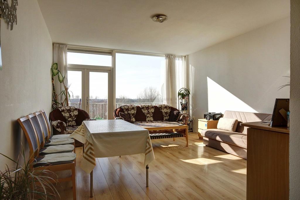 Deze aantrekkelijke 4-kamer maisonnette van 90 m2 is gelegen op de zesde en zevende verdieping van het erg fraai vormgegeven appartementencomplex Aekerstijn.