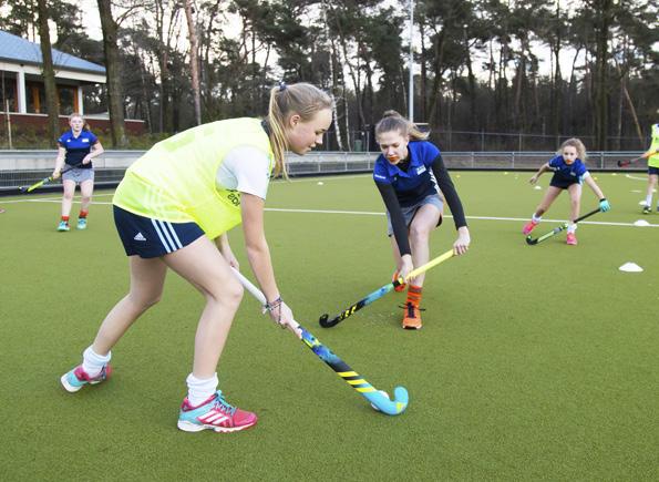 Voorwoord De Koninklijke Nederlandse Hockey Bond (KNHB) vindt het belangrijk dat kinderen op school op een leuke en verantwoorde wijze kennis maken met hockey.