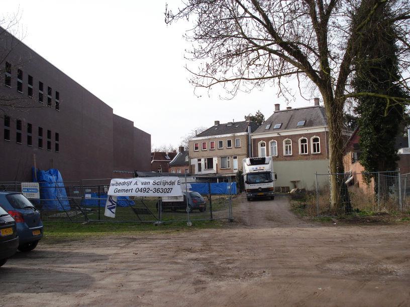 Het perceel achter het woonhuis aan Gelind was ten tijde van het onderzoek gedeeltelijk braakliggend met nog enkele bomen, waaronder berk en plataan en struiken.