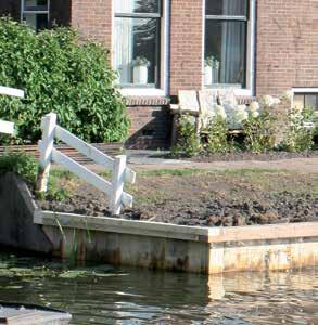 elkaar te houden. Dat kan door middel van: Optie 1. Een klemgording: bevestig aan beide zijden van de damwand een plank, vast te zetten met slotbouten.