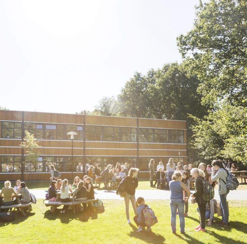 Groen en gezond De Amersfoortse Berg staat in een mooie, groene omgeving. We leren ons leerlingen goed voor hun omgeving te zorgen en werken samen aan een leefbare wereld.