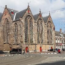 Elders in de kerk wordt uitleg gegeven over de werking en bouw van een mechanisch pijporgel met behulp van een