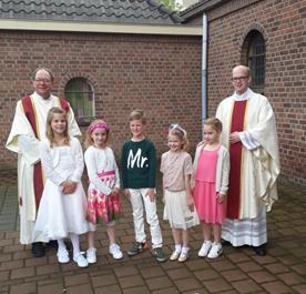 EERSTE H. COMMUNIE Na een prettige leerzame voorbereiding hebben op zondag 15 april Laura, Lotte, Noor, Joris en Tamara voor het eerst de H. Communie mogen ontvangen.