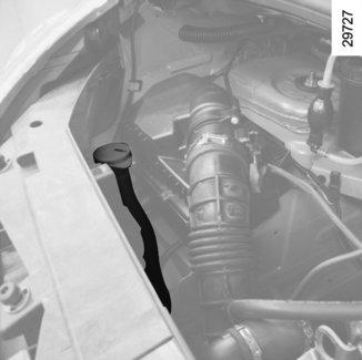 PEILEN (2/3) 2 Regelmatige controle van het peil Controleer regelmatig het peil van de koelvloeistof (de motor kan ernstig beschadigen door een gebrek aan koelvloeistof).