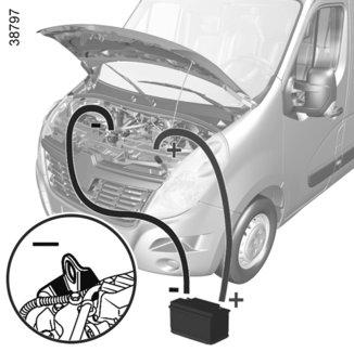 ACCU: storing (2/2) Starten met starthulpkabels Als u voor het starten de accu van een andere auto moet gebruiken, koop dan de startkabels (met groot oppervlak) bij een merkdealer of controleer, als