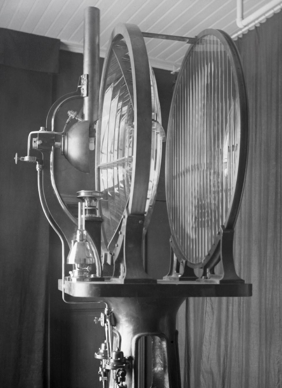 Het lage licht omstreeks 1930. Een bijzondere optiek Ook bij het lage licht zijn er diverse veranderingen aangebracht in de verlichting.