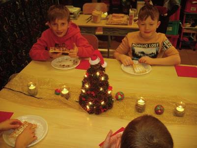 Er werd in de namiddag gespeeld, gedanst, gedronken en gesmuld. Zo werd de kerstvakantie reeds feestelijke ingezet!