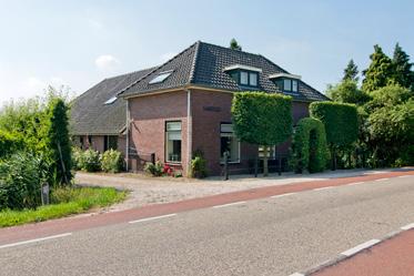 Lingeweg 145 4006 MA Tiel In het buitengebied van Tiel met uitzicht op rivier De Linge ligt deze vrijstaande Betuwse T-boerderij met 2 schuren (totaal ca.