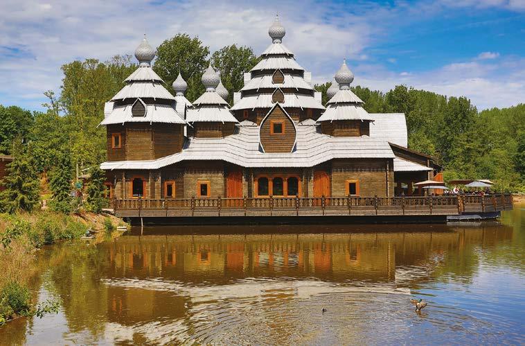 DE IZBA De «Izba» is ons Russisch zomerpaleis, volledig opgetrokken in hout! Deze prachtige constructie is geïnspireerd op de klassieke Izba, een waar sprookje en een parel voor het oog.