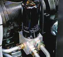 De geneigde inbouw van de optionele persluchtkoeler verlicht het afvoeren van het condensaat, dat met behulp van de hete motoruitlaatgassen wordt verdampt.