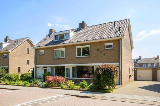 Voor meer informatie bel: 040-2544737 TE KOOP Veldhoven De Sitterlaan 78 VRAAGPRIJS: 325.000,- K.K. Een ruime, lichte twee-onder-één-kap woning met garage en een royale mooi aangelegde achtertuin op het zuiden.