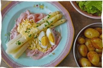 Asperges met beenham, eieren, Hollandaise saus en gekookte aardappels.