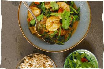 Curry van garnalen, spinazie & aubergine met rijst en koriander.