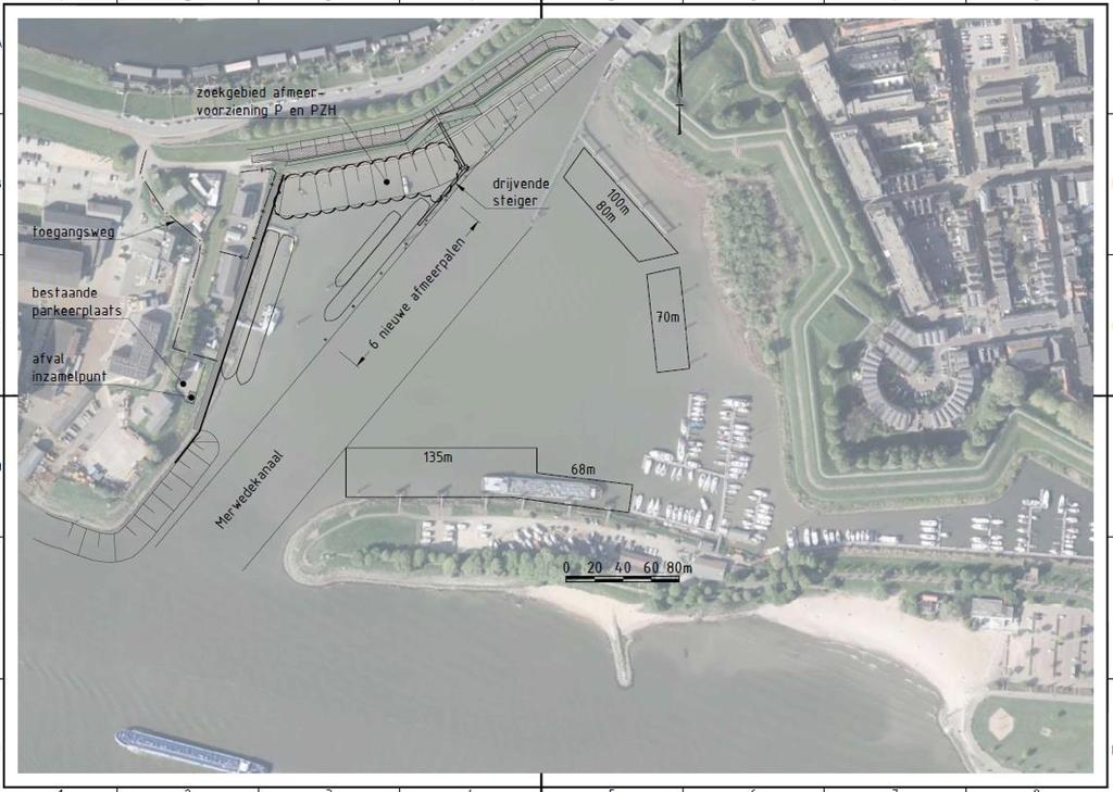 Aan de westzijde van de havenkom liggen twee steigers voor de dienstvaartuigen van de provincie Zuid-Holland en de politie.