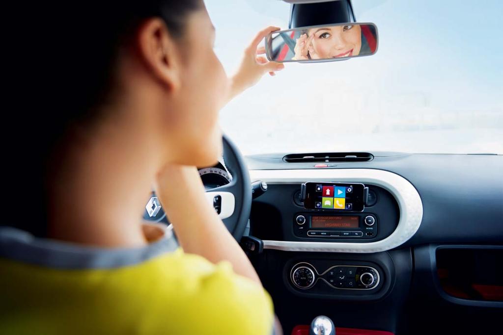 Touchscreen, online, Twingo R&Go, de intelligente applicatie Je wordt niet aan je lot overgelaten. Door je smartphone aan te sluiten op de autoradio kun je direct gebruikmaken van alle R&Go-functies*.