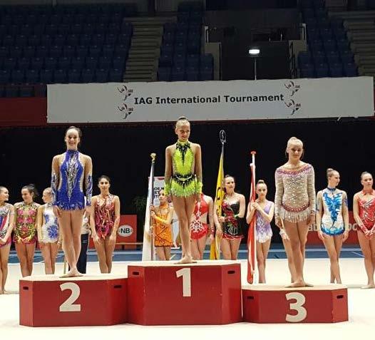 RITMISCHE GYMNASTIEK Landelijke Finale voor groepen C/D-niveau Voor het eerst meedoen aan de competitie en dan ook nog de landelijke finale halen, dat is wat onze nieuwe groep