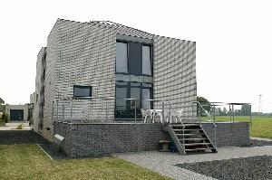 Wie van strakke vormgeving, designarchitectuur, ruimte en moderne technieken houdt, is bij deze waanzinnig schitterende villa met garage, voorzien van dubbele elektronisch bedienbare poorten en