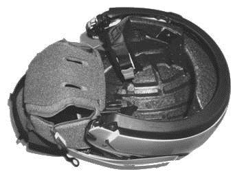 Het beveiligingsplaatje N-Com verwijderen op de bolling van de helm en de kinband van de helm openen (modulaire helmen).