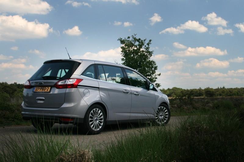 Onderscheid De Grand C-Max is veertien centimeter langer dan de gewone C-Max. Dit lengteverschil is volledig terug te vinden in de wielbasis en daarmee ook in de binnenruimte.